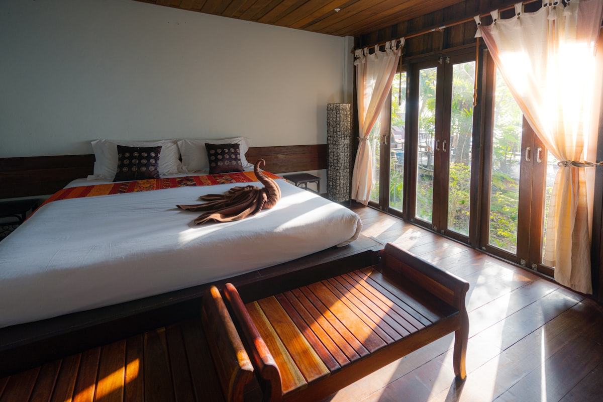 Cobertura de luxo com terraço privativo e vista panorâmica da cidade ao entardecer